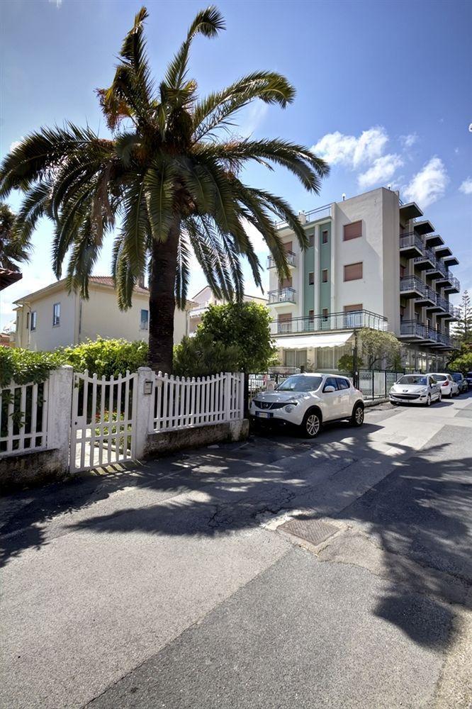 Hotel Virginia Diano Marina Exterior foto